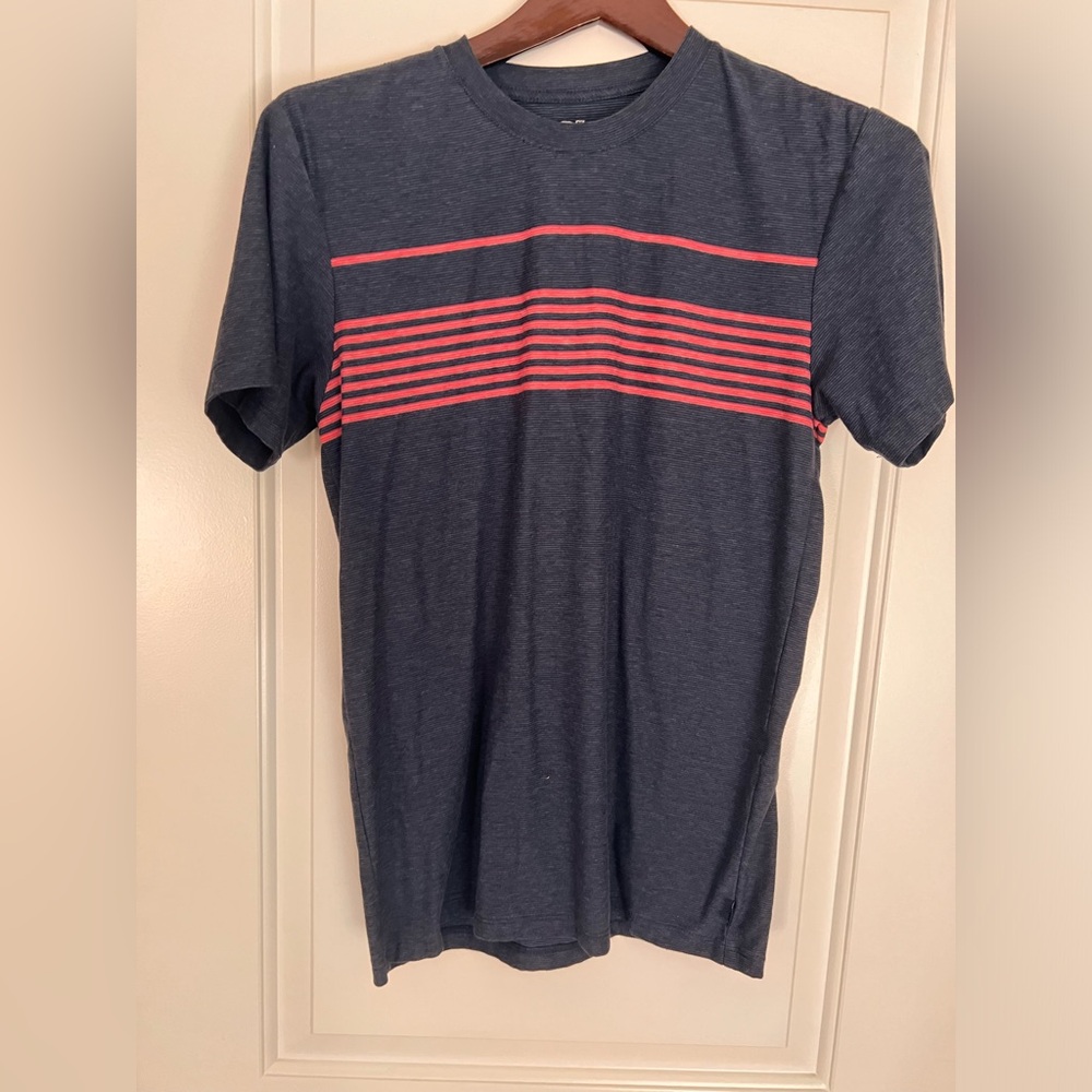 Vineyard vines navy blue t-shirt with coral stripes. Adult size XS.